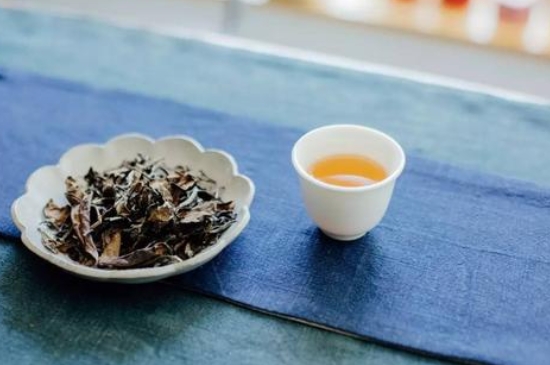 福鼎白茶能長(zhǎng)時(shí)間悶泡嗎，老白茶可以悶著喝嗎？
