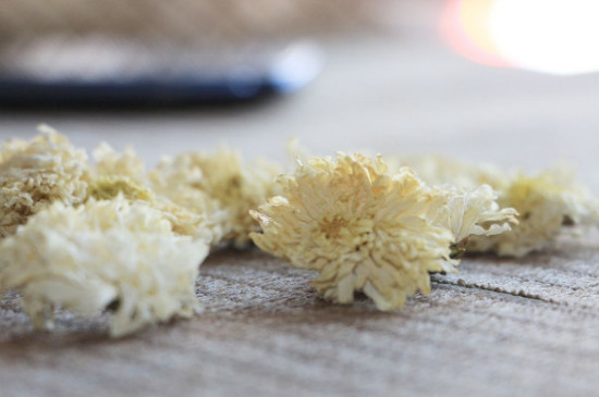 菊花茶買小朵還是大朵，泡茶用的小菊花和大菊花哪個(gè)好