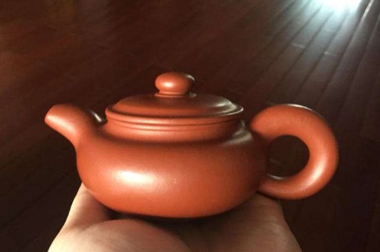朱泥<a href=http://www.robertaspegne.com/chaju/zisha/ target=_blank class=infotextkey>紫砂壺如何開(kāi)壺</a>，朱泥壺日常泡茶養(yǎng)護(hù)