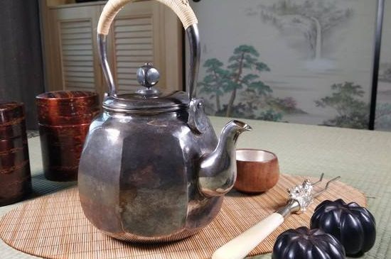 銀壺泡茶后為什么會(huì)變黑，銀壺內(nèi)膽發(fā)黑怎么辦