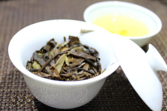 怎么撬老白茶茶餅不容易碎，福鼎白茶如何撬茶方法
