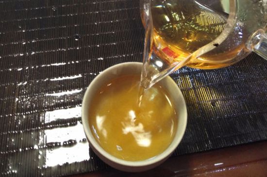 女人喝金駿眉的好處和壞處，女性喝金駿眉可減肥養(yǎng)顏