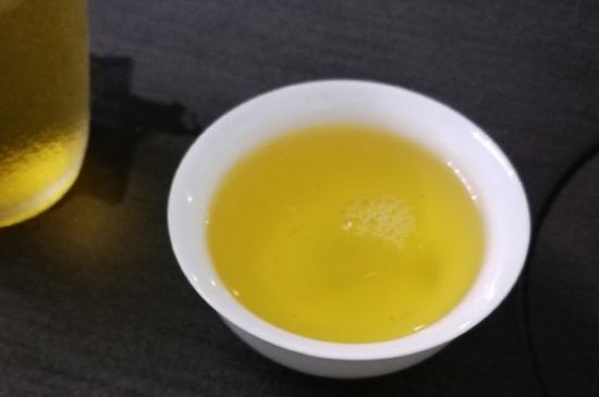 女人喝金駿眉的好處和壞處，女性喝金駿眉可減肥養(yǎng)顏